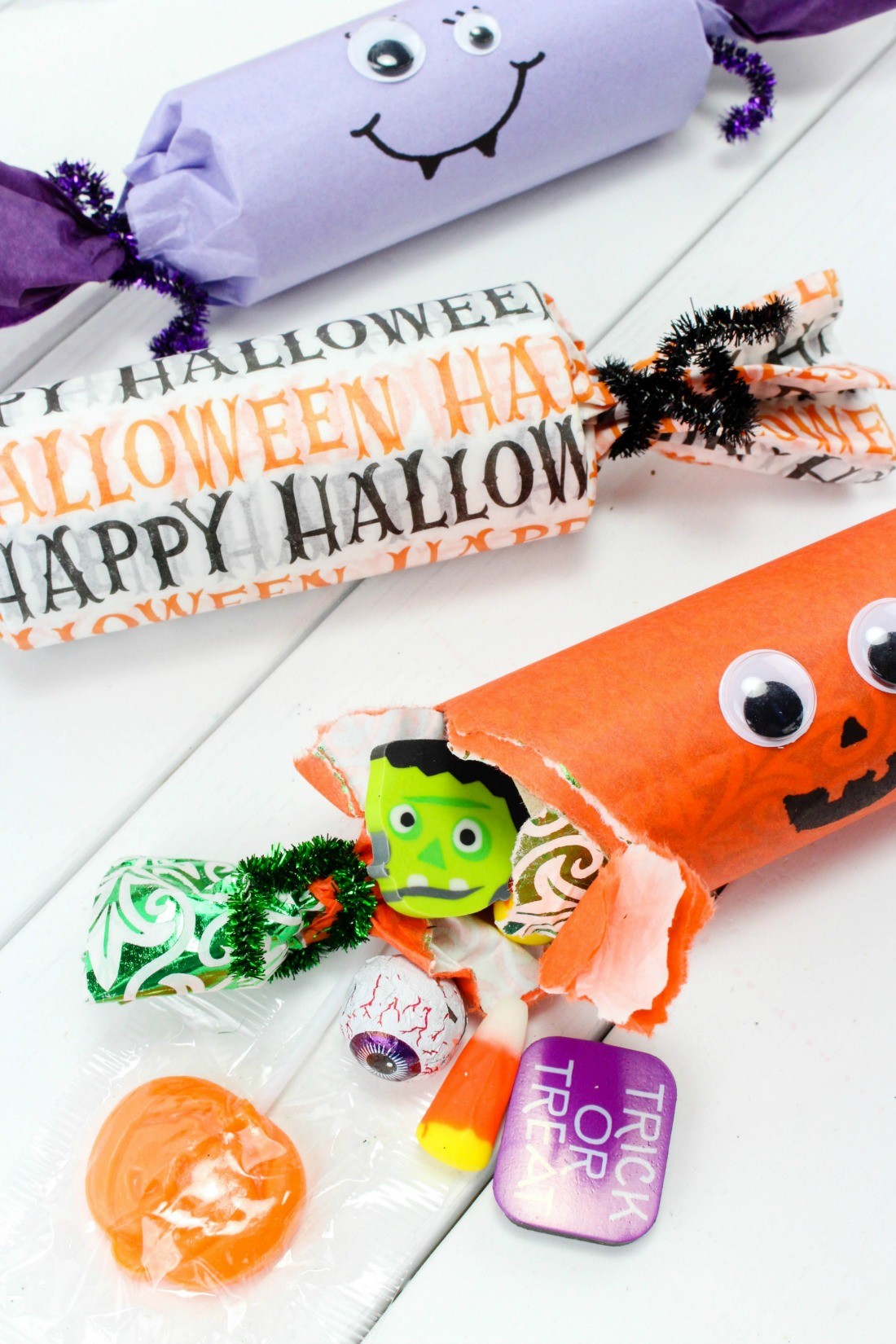 These Easy Halloween Poppers are a fun craft easy enough for the kids to make!